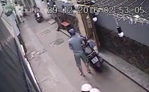 nam thanh nien deo khau trang doi mu bao hiem va 30 giay khien nhieu nguoi buc xuc