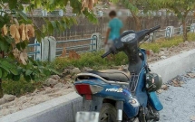 tp hcm nghi van nam thanh nien dung xe may ben le duong roi treo co len cay xanh tu tu