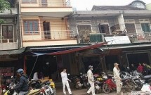 nguoi than ta hoa phat hien thanh nien 22 tuoi tu vong nhieu ngay trong tu the treo co tren san thuong