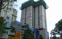 dang dung tren duong thanh nien 9x bi thanh sat tu cao oc o sai gon roi trung dau nga guc