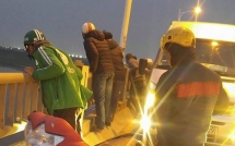 ha noi nam thanh nien dang di o to qua cau bat ngo mo cua roi nhay xuong song hong