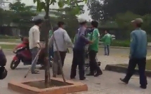 bien hoa 4 nguoi dan ong vay danh 2 thanh nien mac ao grabbike khien 1 nguoi bi thuong