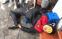 ha noi nam thanh nien hut thao duoc la roi nga vat ra via he ngu