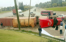 hai duong tai xe vao cua bat can khien xe container tu lat giua nga 3 duong