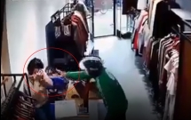 nu nhan vien shop quan ao o ha noi ke lai giay phut bi ga dan ong mac ao grabbike xit dung dich la de cuop tai san