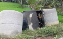 tien giang xe lu bi lat xuong ruong do hong phanh khi dang chay nhanh tren duong lo