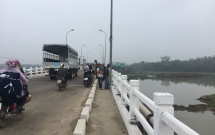 de lai xe may tren cau nam thanh nien nghi nhay cau tu tu