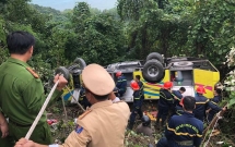 xe cho sinh vien va giao vien lao xuong vuc o deo hai van khien hang chuc nguoi bi thuong