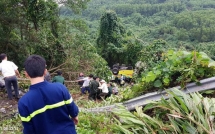 xe cho 20 sv lao xuong vuc deo hai van mat thang khi do deo tai xe cho xe ca vao vach nui nhung vang ra