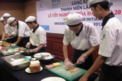 thanh nien ngheo duoc dao tao nghe tai khach san 5 sao