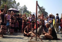 vui tet cung dong bao tay nguyen o bao tang dan toc hoc viet nam