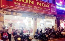 can ngan au da chien si cong an va bao ve dan pho bi nhom thanh nien chem trong thuong o sai gon