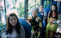 nhung doa hong danh tang cac co cac me tren chuyen xe bus dac biet trong ngay 83 o sai gon