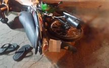 va cham vo i xe mo to 1000 phan khoi nam thanh nien dut lia chan