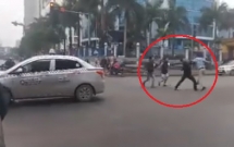 ha noi va cham giao thong 3 thanh nien xong vao danh nguoi tai xe taxi ngay giua duong