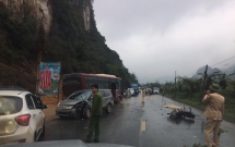 hoa binh o to con dam thang xe may 1 nguoi tu vong