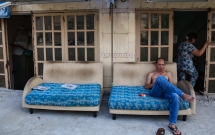 nguoi sai gon mang ghe sofa ra le duong ngoi hong mat vi nha bien thanh ham