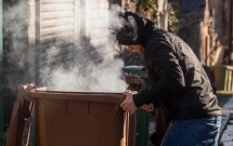 hit khoi thai tu thung rac thu vui tim cam giac hung phan day nguy hiem cua thanh nien anh