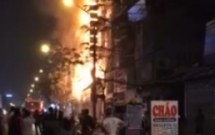 hai phong chay lon tai mot cua hang tren pho ca ngoi nha chim trong bien lua