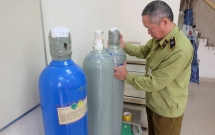 ha noi tam giu 3 binh khi cuoi dang duoc bom ban cho khach tren pho luong ngoc quyen