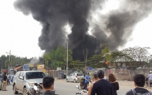 ha noi chay cua hang giay roi lan sang nhieu nha lien ke cot khoi boc len den kit tu lang trieu khuc