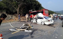 hoa binh dap cua kinh cuu hai bo con tai xe xe 4 cho sau cu va cham manh voi xe khach