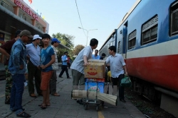 them toa tau phuc vu hanh khach trong dip nghi le 304