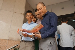 nguoi dan hao huc mua tien luu niem 100 dong