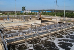 phuong an xay dung nha may cap nuoc mat song hong ra sao