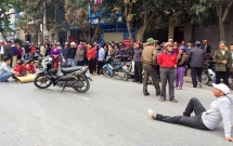 nguoi than oa khoc nuc no ben thi the nam thanh nien bi xe khach can