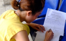 vu thieu nu 16 tuoi bi nhom 20 nguoi hanh hung gia dinh nan nhan bi ke la doa cat gan chan