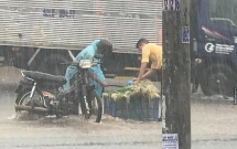 bien hoa chang thanh nien phu giup nguoi dan ong ban rau giua troi mua to gio lon