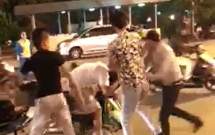 ha noi lo va cham giao thong voi hai co gai chang thanh nien bi danh tui bui