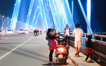 nguoi dan ha noi len cau chup anh trong toi dau tien cau nhat tan len den trieu sac mau