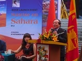 nha van mang binh minh o sahara den voi doc gia viet nam