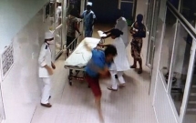 ha noi gan 20 thanh nien xong vao benh vien khong che bac si tan cong benh nhan