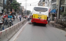 ha noi nga xuong duong sau khi va cham voi o to nam thanh nien bi xe buyt can qua chet tham