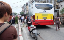 ha noi vang sang lan duong nguoc chieu sau khi dam vao dai phan cach cung nam thanh nien bi xe buyt can tu vong