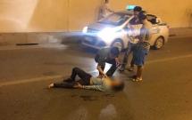 ha noi tai nan trong dem o ham kim lien hai nam thanh nien nam bat dong giua duong