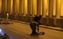 ha noi hai nam thanh nien lai xe exciter dam dai phan cach 1 nguoi bat tinh o ham kim lien