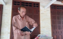 bo cua anh nghi nguoi than o canada cho tien xay nha moi chu khong phai con toi gui ve