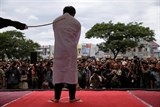 them 2 nguoi dong tinh bi xu phat o indonesia