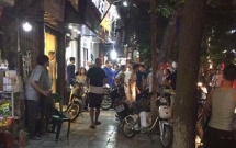 nam thanh nien xong vao cua hang quan ao o pho co ha noi chem 2 nguoi nhap vien