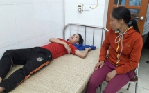 vua sac dien thoai vua choi game duoi hien nha khi troi mua lon 2 anh em bi set danh thuong vong