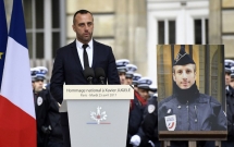 nghen ngao cau chuyen ban trai dong tinh ket hon voi di hai vien canh sat thiet mang trong khung bo phap