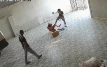 nghe an nghi tranh gianh khach 2 thanh nien xong vao danh mot phu nu tham tim khap nguoi