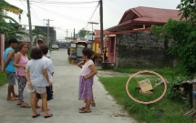 di thu gom rac nhan vien ve sinh bang hoang phat hien thu bi bo lai trong chiec hop cac tong ben ve duong