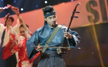 nguyen khang mac kimono choi nhac cu dan toc