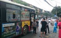 ha noi gian ban gai nam thanh nien cam gach nem vo kinh xe buyt khien mot hanh khach nhap vien