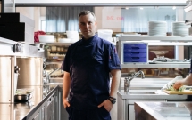 tim raue dau bep michelin hay mot fan ham mo sneaker thu thiet